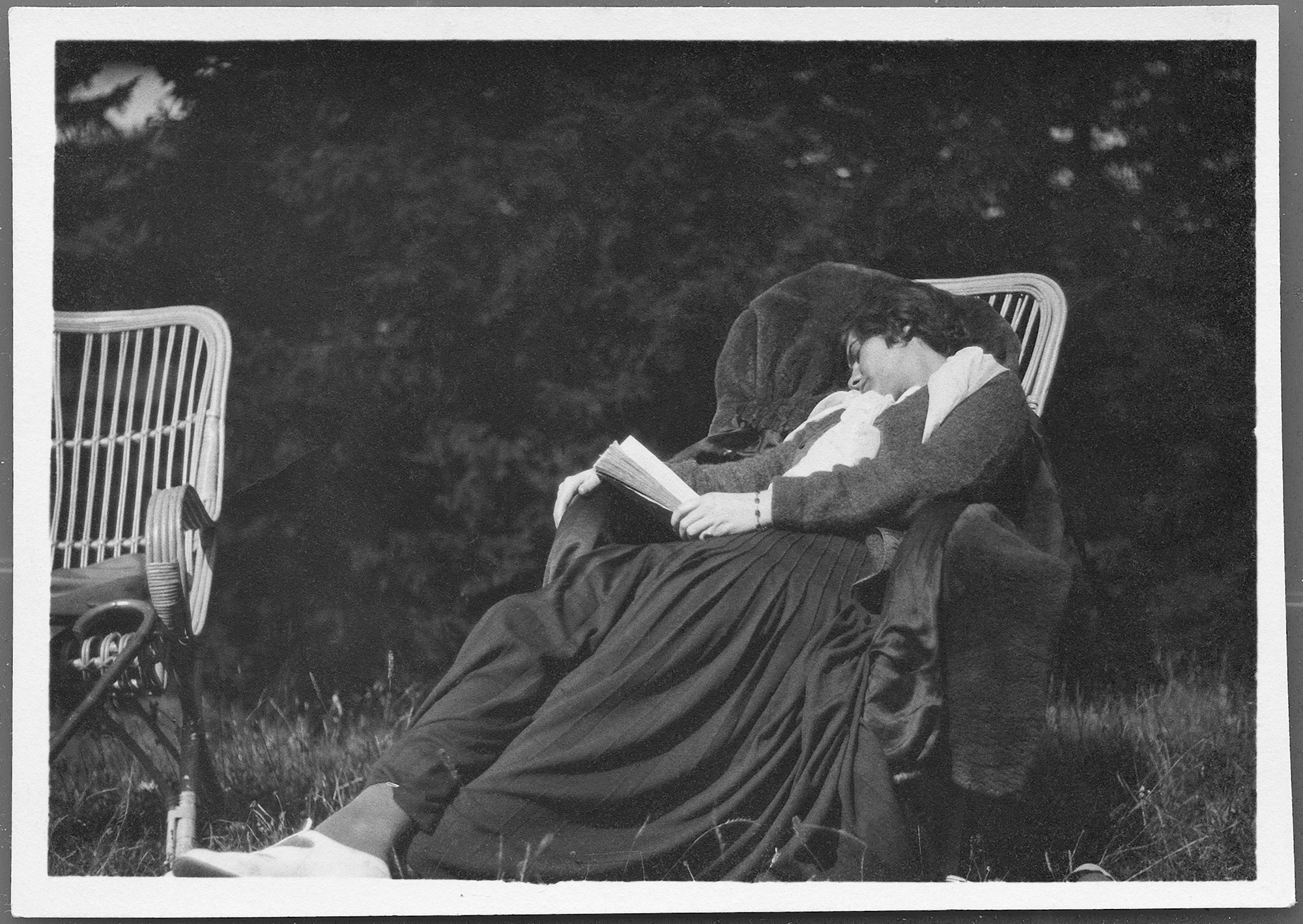cc_venice_anonymous_gabrielle-chanel-asleep-with-a-book-in-her-hand