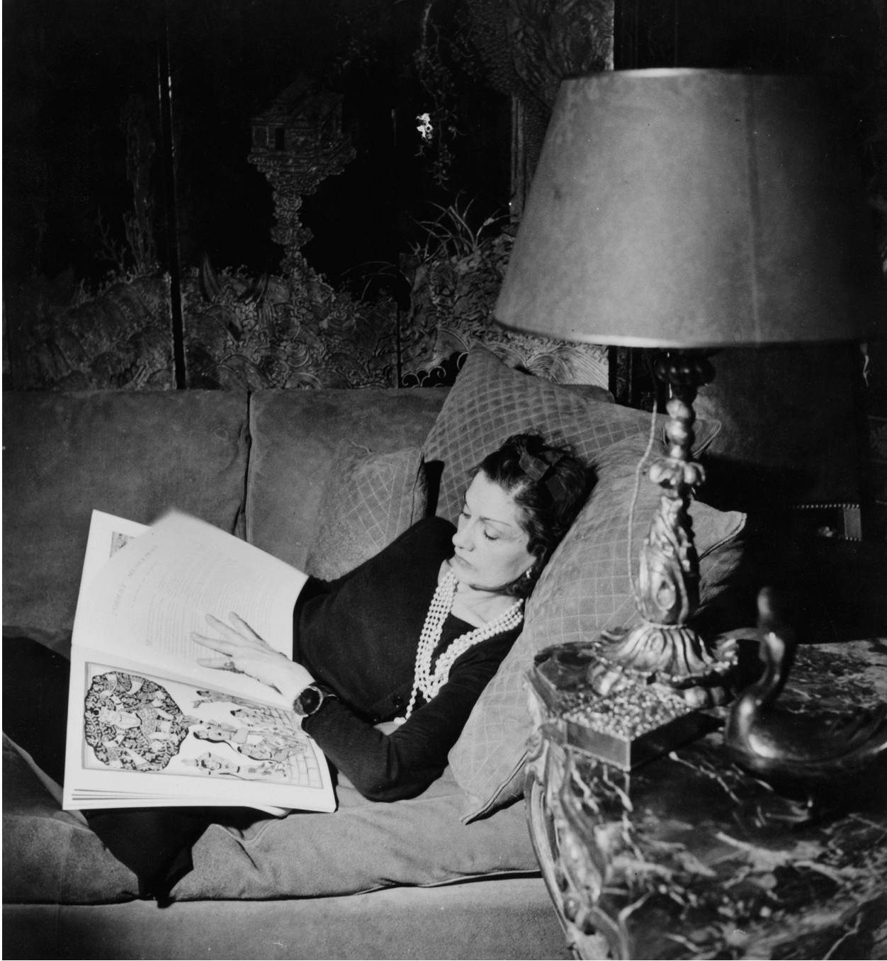cc_venice_jean-moral_gabrielle-chanel-on-her-couch