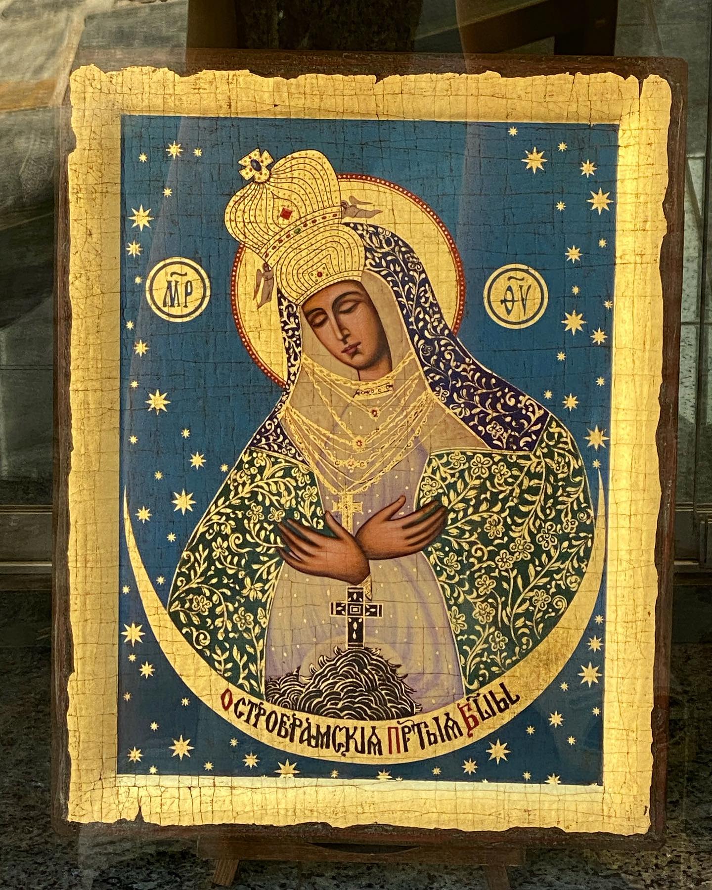 Această icoană ne-a oprit din drum azi, intr-o vitrină din Santorini. Mi-a atras atenția instant, a trebuit neaparat să intru să întreb despre ea și până la urmă am și cumpărat-o. Nu mai întâlnisem niciodată această reprezentare a Fecioarei, singură si sub cerul cu stele. 

Doamna din magazin mi-a spus că este “Virgin Mary of the Night”, dar de fapt e taman invers, dupa cum am documentat ulterior, este “Mother of God of the Gate of Dawn”. 

Originalul se găsește undeva lângă Vilnius (initial gasisem langa Minsk, dar am săpat mai mult) și e considerată importantă atât pentru ortodocși, cât și pentru catolici. Este parte din iconografia de Buna Vestire, fiindcă Maica Domnului apare fără prunc.

Se spune că fiecare om (credincios) are o apropiere, o conexiune cu un anumit sfânt, iar pentru mine au fost mereu Maica Domnului și Sfânta Rita ❤️

#iconography #greekorthodox #orthodoxchristianity #greece #greeceicons
