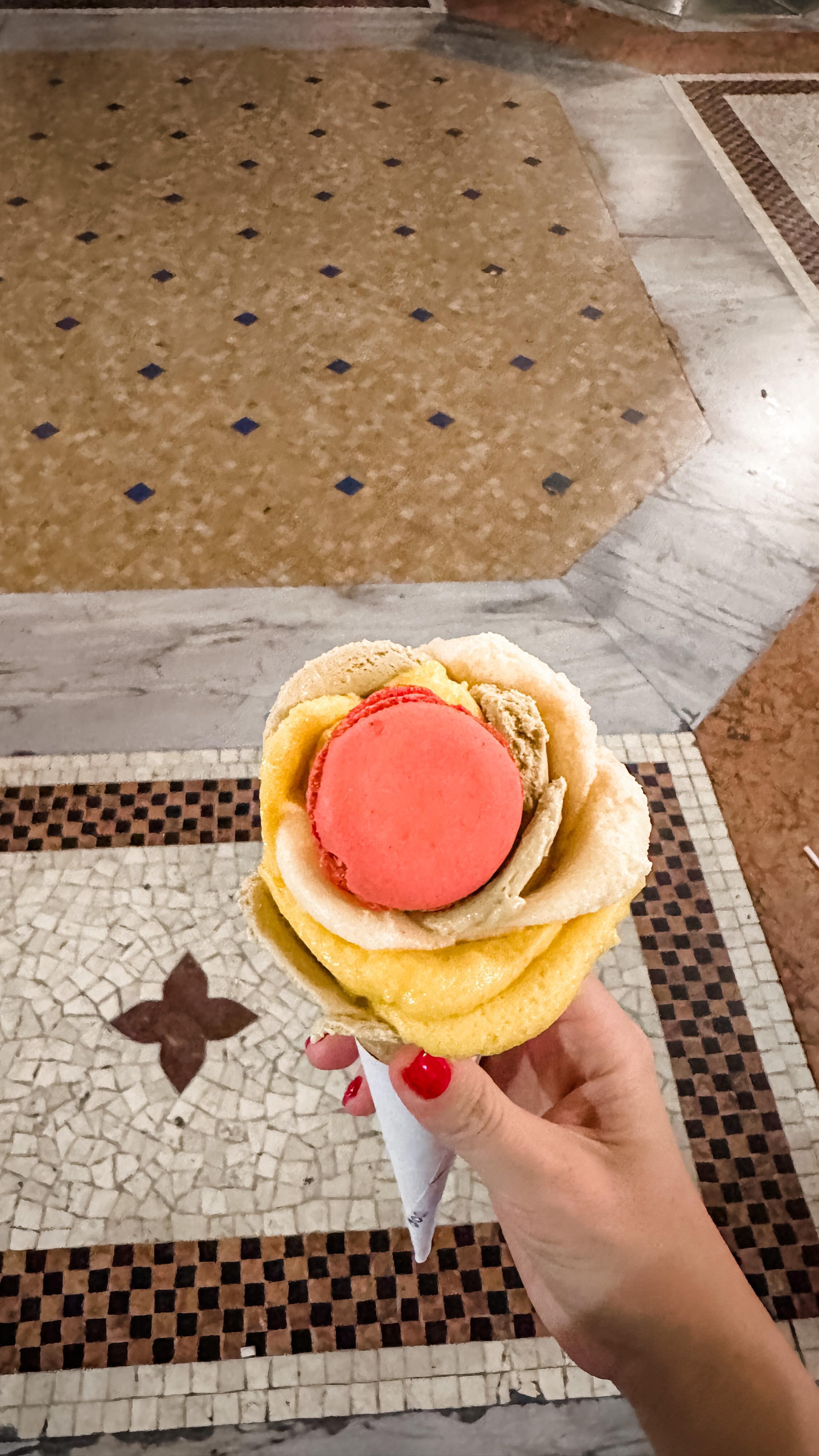 Înghețată sub formă de trandafir de la Amorino: fără arome artificiale, conservanți și coloranți. Și este delicioasă, nu doar spectaculoasă. Echipa de acolo ar merita un premiu pentru migala cu care asamblează aceste flori, având mereu o coadă imensă în față. Ah, si inclusiv macaronul are inghetata inauntru, este macaron gelato.
#gelato #gelatoitaliano #amorino #amorinogelato #amorinogelateria