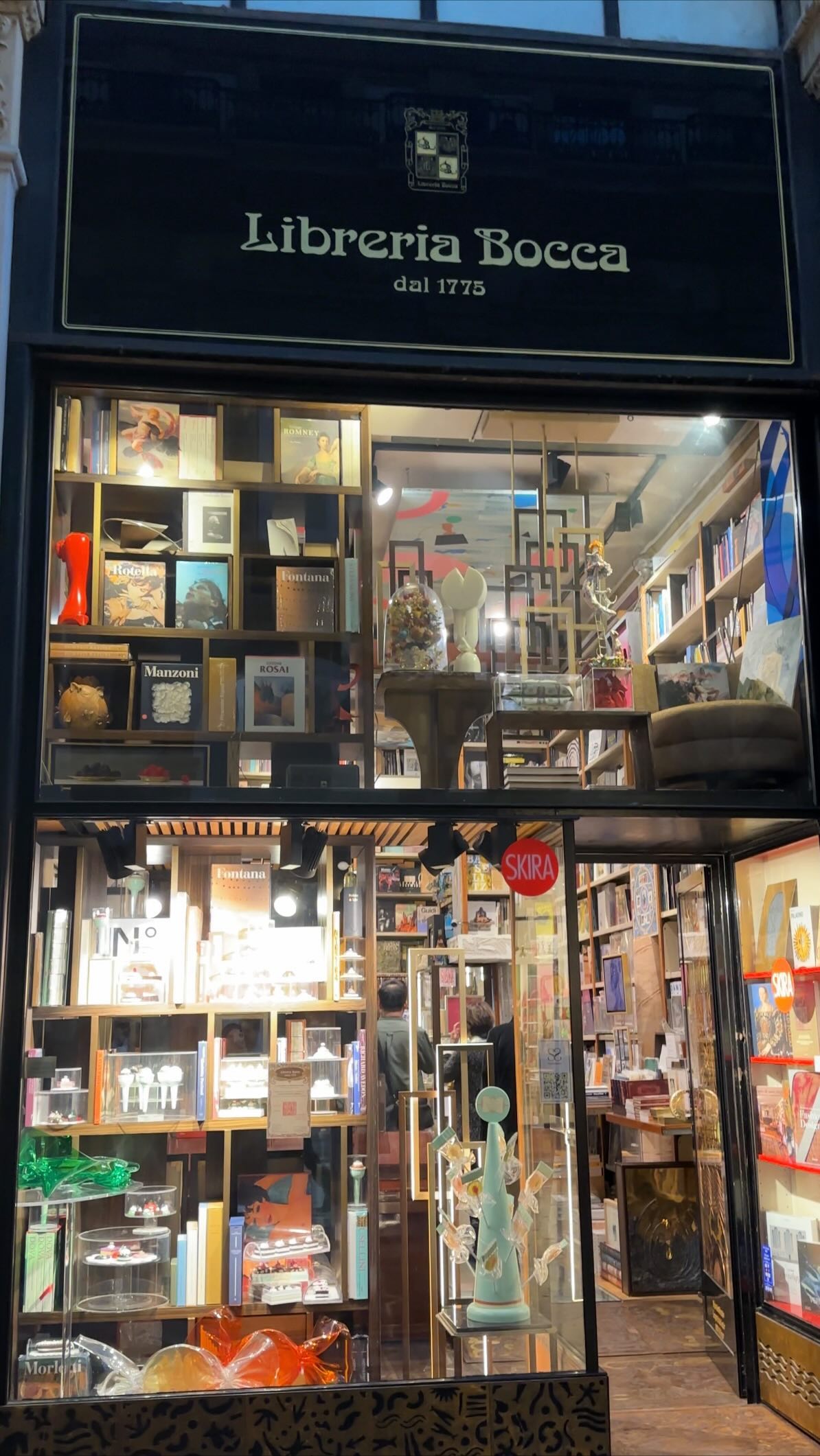 Libreria Bocca @libreriabocca1775 este cea mai veche librărie din Italia și una dintre cele mai vechi din lume. Cândva erau mai multe librării Bocca, dar s-au tot închis de-a lungul vremurilor tot mai neprietenoase cu cărțile, iar aceasta este ultima “supraviețuitoare”. E un loc magic, iar dacă mai există pe lumea asta manuscrise secrete și cărți străvechi închise cu două lacăte, aș pune pariu că unele se găsesc pe aici…
#libreriabocca #bocca #libreriaboccamilano #libreriaboccadal1775 #bookshop #bookstore #books #booklover #oldestbookshop
