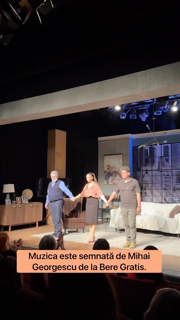 “Lumea lui Frank” este un spectacol de teatru imposibil de anticipat. Aș spune că e una dintre cele mai surprinzătoare povești pe care le poți vedea în acest moment pe o scenă de teatru, prin suspansul și întorsăturile ei. Se transformă de la o scenă la alta, până când devine un tăvălug de neoprit. 

Începe clasic și chiar ironico-amuzant, cu interacțiunea dintre un tată și un fiu: două generații diferite, două mentalități diferite și atât de multe repere recognoscibile din propriile noastre vieți. Am început spectacolul râzând cu poftă și anticipând o dramă bine strunită despre traumele intergeneraționale și micile frecușuri ale vieții zilnice. 

M-am înșelat total, fiindcă “Lumea lui Frank” e un spectacol “trompe l’oeil”: un cerc in cerc in cerc… ca un joc de-a învârtitul în care te tot învârți și te învârți până când nu realizezi că te afli pe marginea prăpastiei. Si acolo, jocul de oprește și tu cazi. 

Cele trei personaje din piesă - tatal, Frank (Adrian Titieni), fiul, Jason (Vlad Zamfirescu) și Grace (Ștefana Samfira) - sunt interpretate desăvârșit și reprezintă trei fațete diferite ale unei povești hipnotice. Care, la fel ca jocul de-a învârtitul, te ține în suspans până pe muchie, iar apoi te frânge complet…

Pentru mine, intră pe lista scurtă a spectacolelor de neratat.

#metropolis #teatrulmetropolis #theatrelover #teatru #teatruromanesc