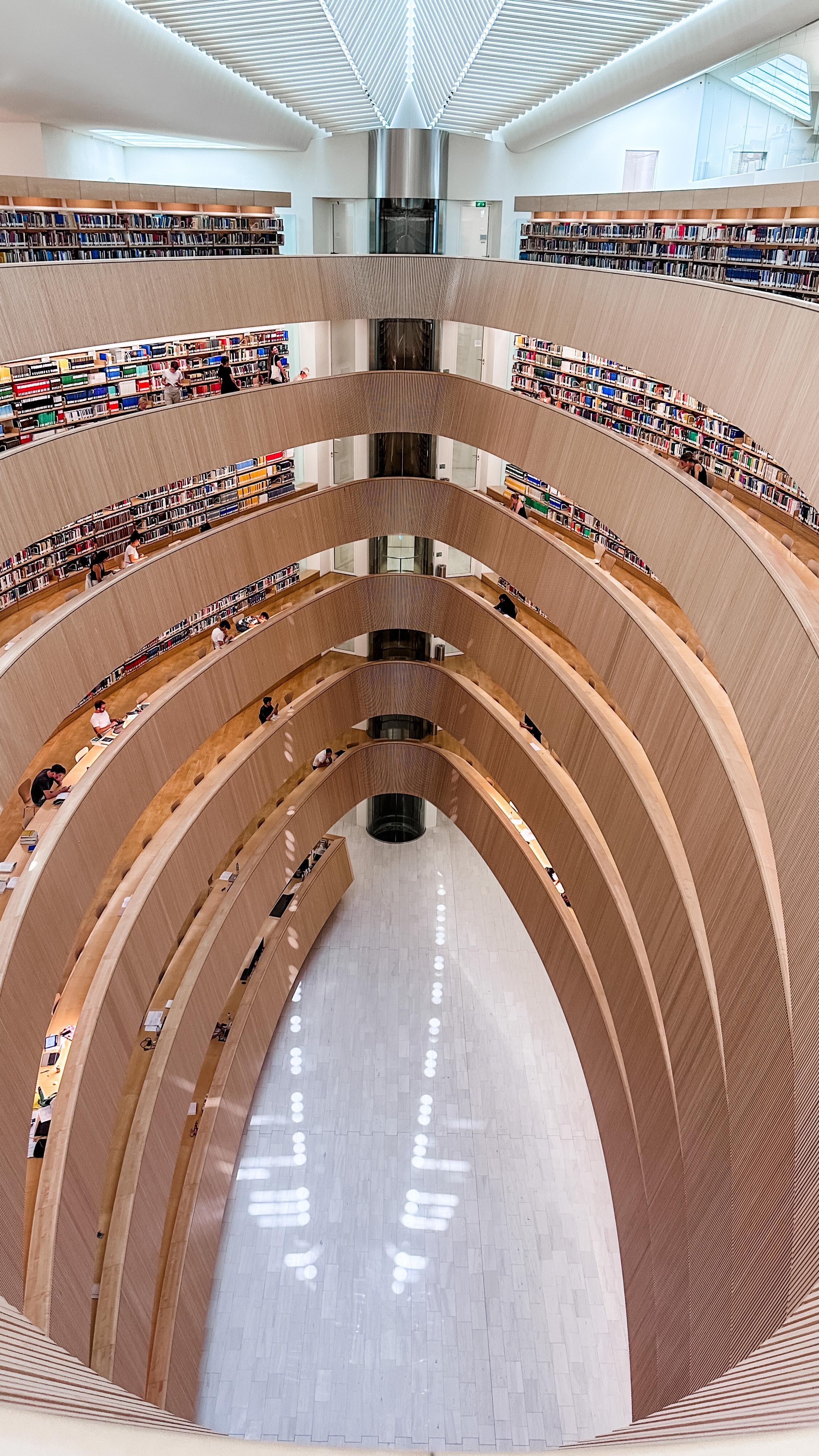M-aș muta vreo lună într-o asemenea bibliotecă 📚
Multumesc, @mmaria__cosau , pentru recomandarea acestui loc superb ♥️♥️♥️♥️ Cititorii din comunitatea #finesociety sunt THE BEST 🥳🥳🥳
#library #RechtswissenschaftlicheBibliothek #calatrava #santiagocalatrava #calatravaarchitecture #calatravarchitect #librariesofinstagram #books #booklover