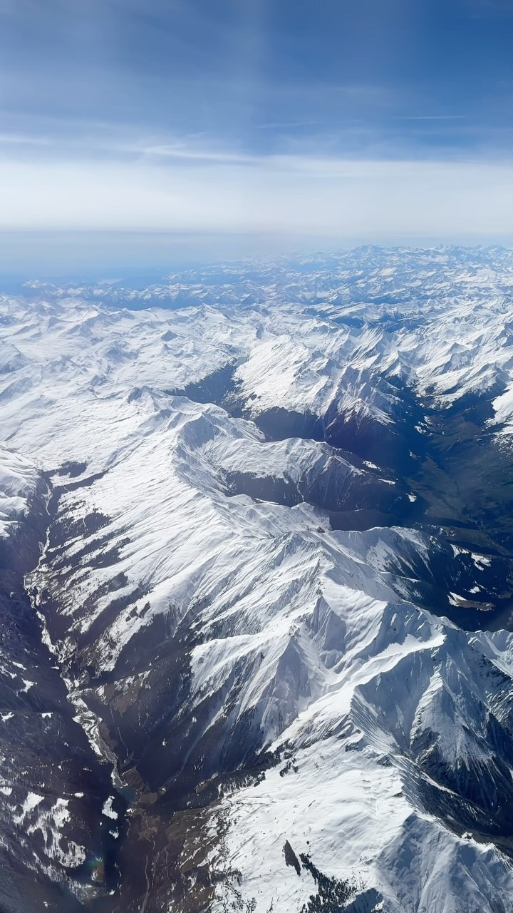 Vedere din avion deasupra Alpilor Dolomiți, zona Trentino Alto Adige ♥️

#dolomiti #dolomitilovers #alpidolomiti #airplanelovers #airplaneview #airplanephotography #mountainview #mountainrange