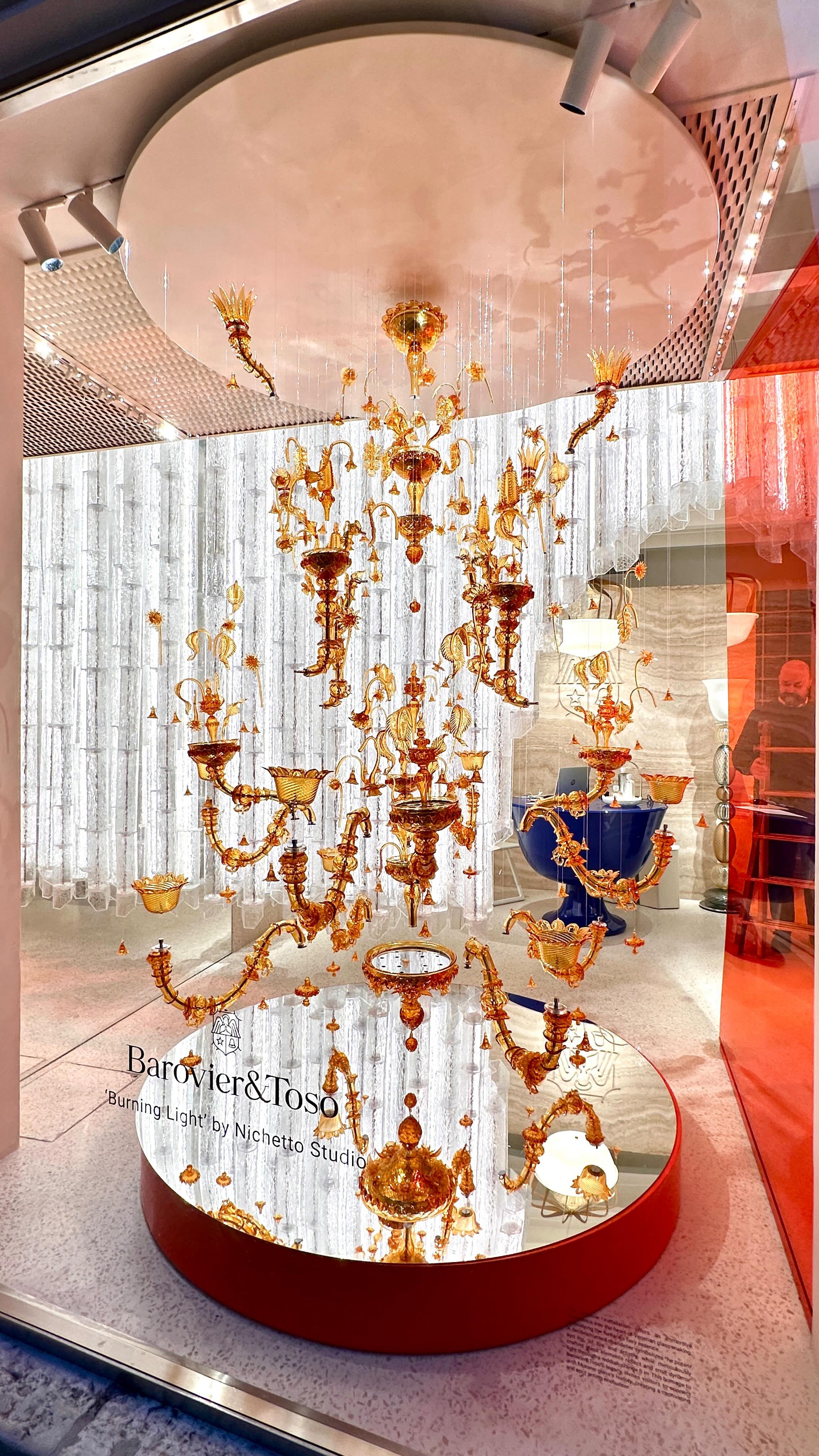 O reinterpretare a clasicelor candelabre venețiene de la @baroviertoso , făcută de @nichettostudio . Un exemplu de meșteșug clasic, adus în contemporan.

#venetianglass #venetian #venice #muranoglass #contemporaryart #glass #glassblowing #venicelife #venicestyle #venezia